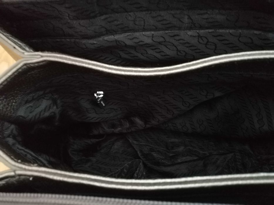 Сумка сірого кольору із сріблястим відтінком