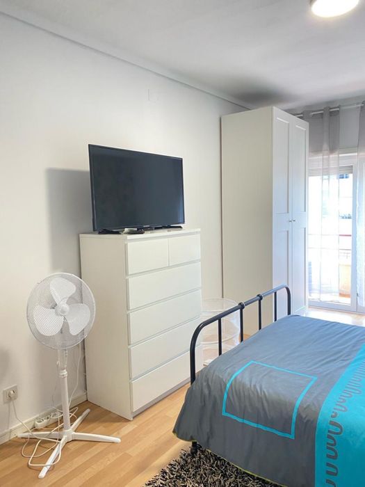 Quarto suite mobilado com varanda