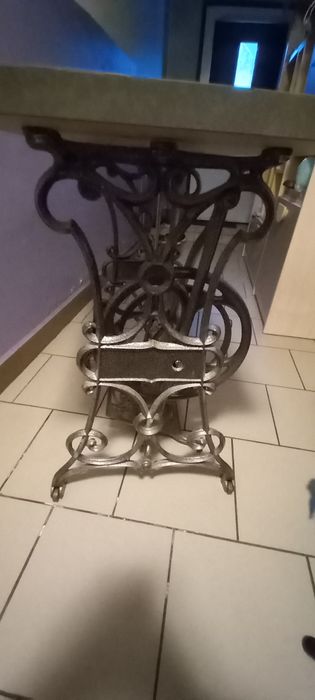 Stolik na pięknej b.starej maszynie do szycia