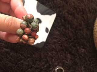 anel com pedras castanhas