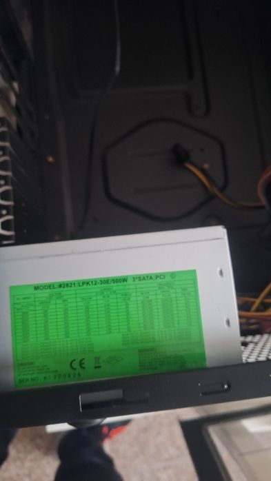 Caixa de computador com fonte e ventoinhas