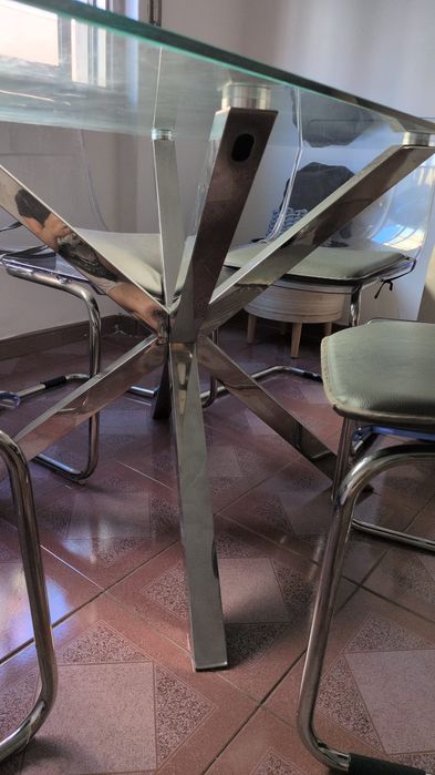 Mesa de jantar em  vidro com 4 cadeiras em acrilico