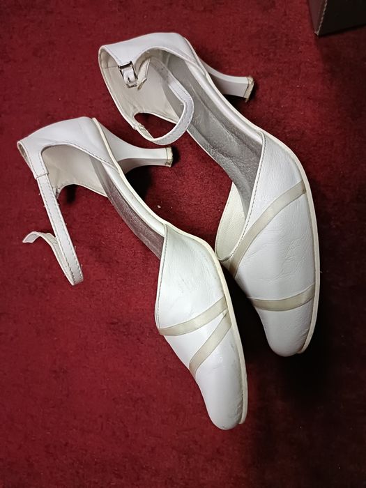 Białe skórzane buty