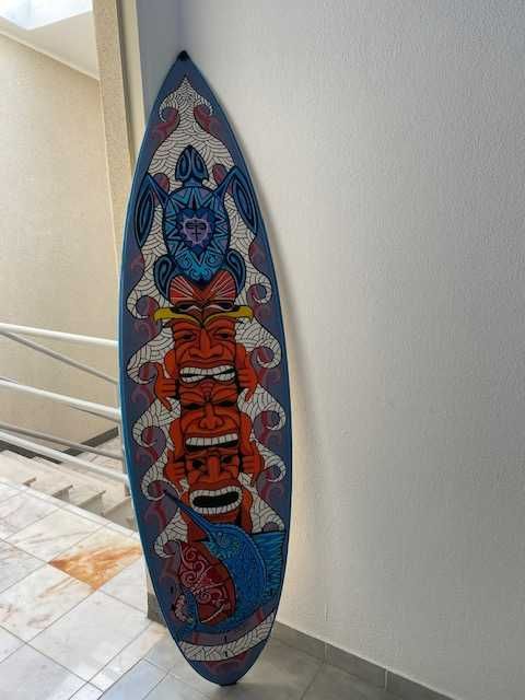 Prancha surf LUFI pintada à mão; Hand painted LUFI surfboard
