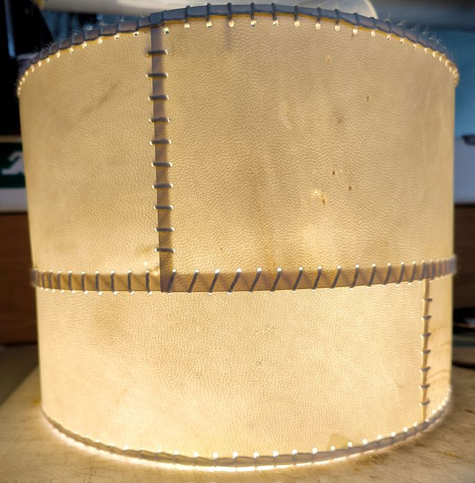 Candeeiro com abajur em pele pergaminho