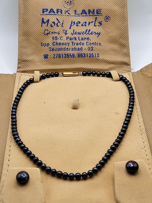 Perły z kolczykami w kolorze granatowym