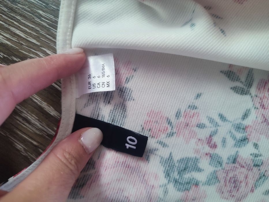 Гарне плаття з квітковим принтом