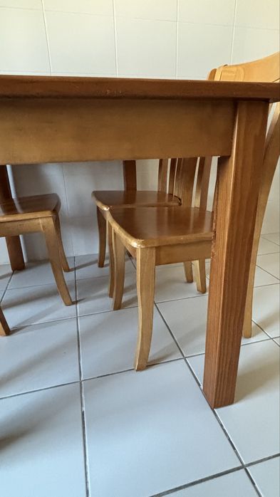 Mesa Cozinha em madeira com 4 cadeiras