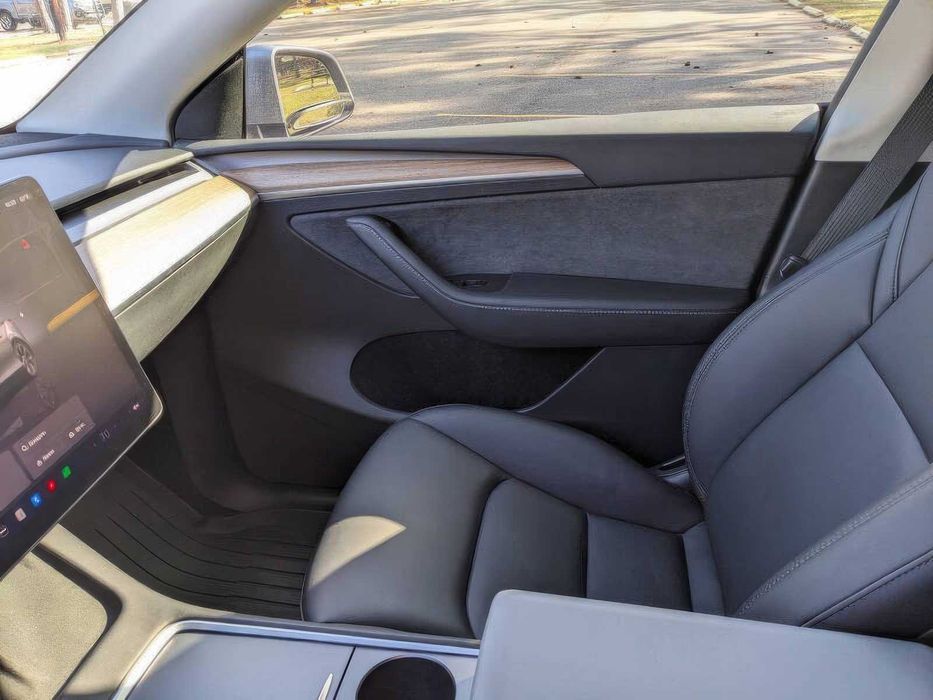 Tesla Model Y      2025