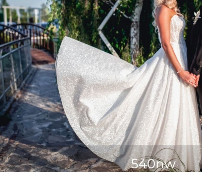 Suknia ślubna glamour z welonem katedralnym