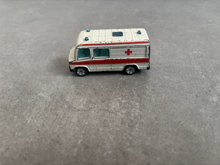 Model Resorak Siku Mercedes 809 D Ambulans