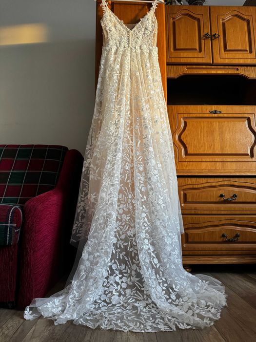 Śmietankowa suknia ślubna