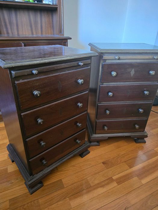 Mesas de cabeceira em madeira escura (2)