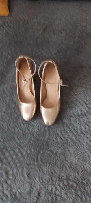 Buty rozmiar 38 złote na koturnie