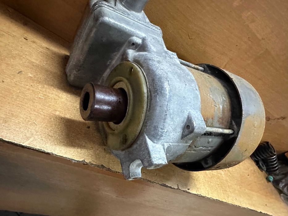 Электродвигатель строительного вибратора.