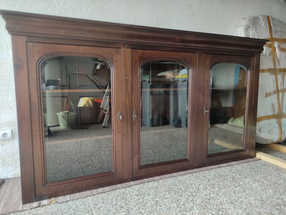 Cristaleira em madeira de castanho