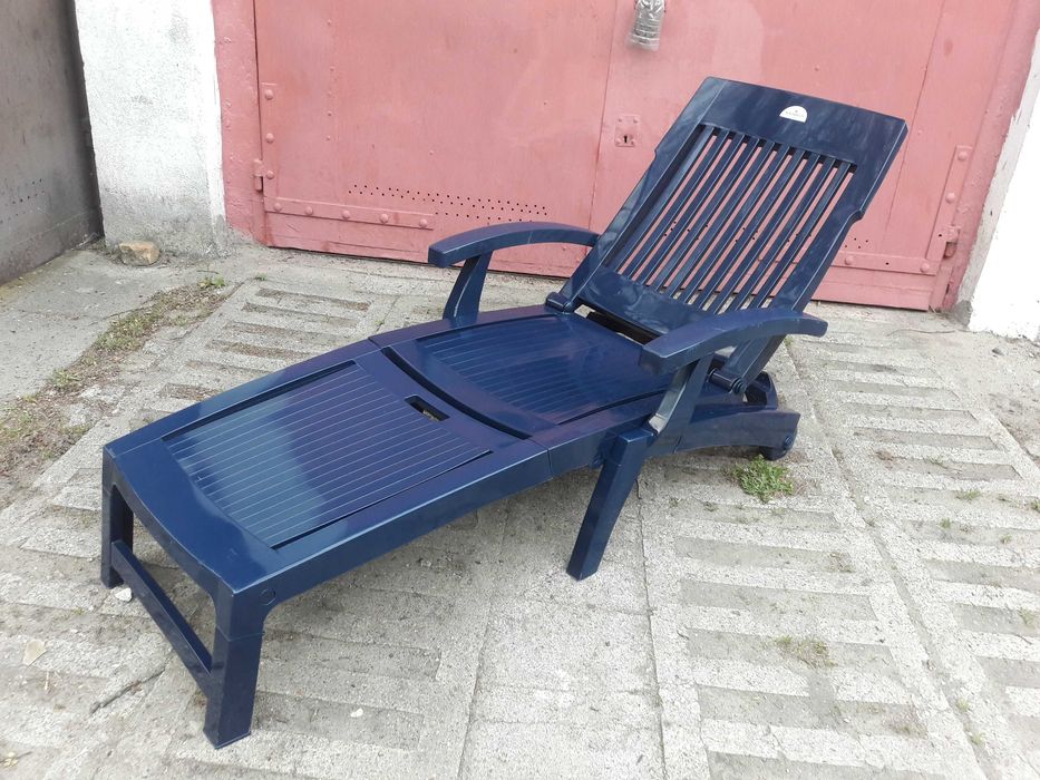Ładny duży leżak.