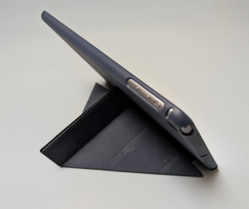 Планшет Apple iPad Air, модель A1475, памʼять 16 GB. Ідеал + чехол!