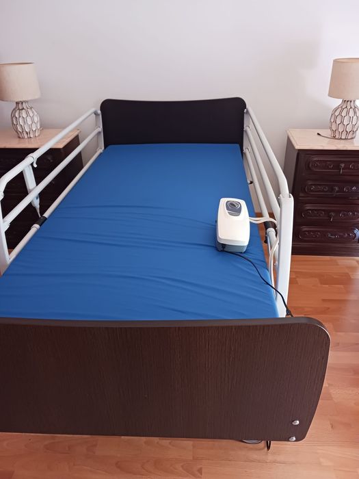 Cama Articulada Elétrica Médica / Hospitalar com Comando e Colchão Impermeável