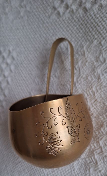 Cukiernica ze szczypcami.