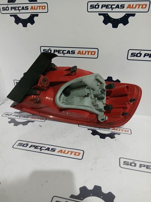 FAROLIM ESQUERDO PRATEADA AUDI A4 2.0TFSI ANO: 2009