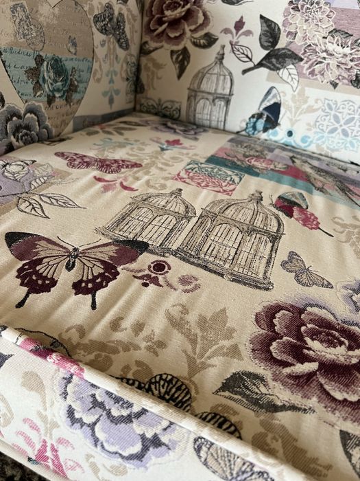 Duży tapicerowany fotel uszak w pastelowy żakardowy wzór