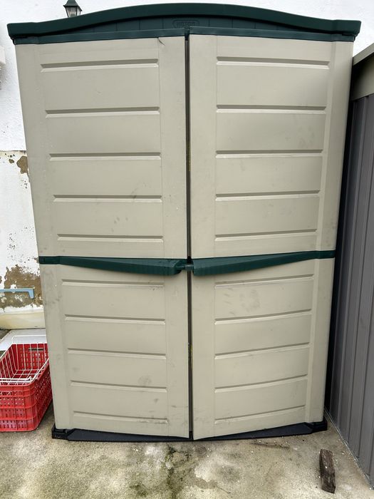 Armario/Abrigo em Resina