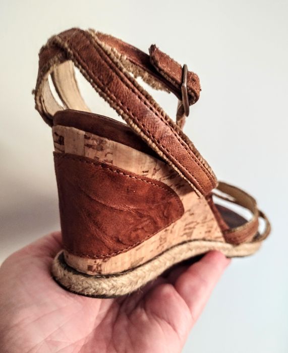 Sandały na koturnie 37