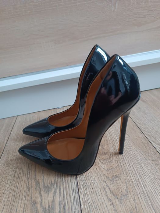 Czarne lakierowane szpilki