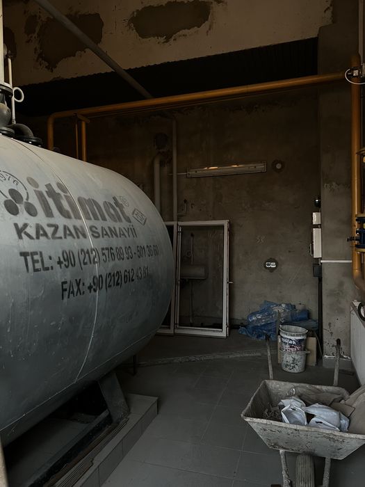 Продаж приміщення з земельною ділянкою в Новоселиці