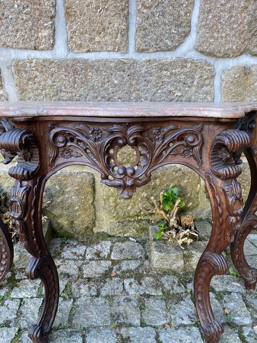 Credência antiga com tampo mármore rosa