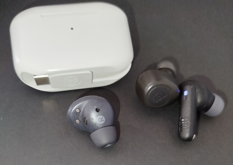 Lote de vários Earbuds JBL + Caixa