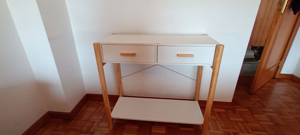 Mesa console branca.