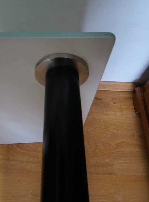Biurko / stół / toaletka IKEA GLASHOLM z nogami IKEA ADILS w kolorze bladozielonym/miętowym