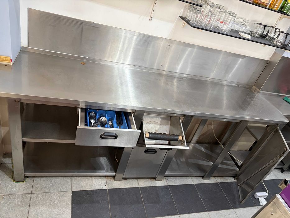 Balcão de apoio com 2 prateleiras, 1 gaveta para resíduos de café e porta