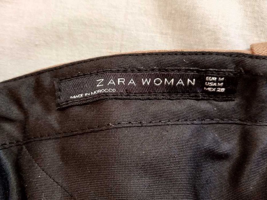 Zara. Жіночі брюки в бежевому кольорі.