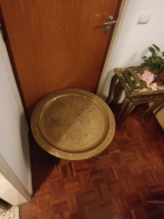 Mesa antiga em metal veio do estrangeiro