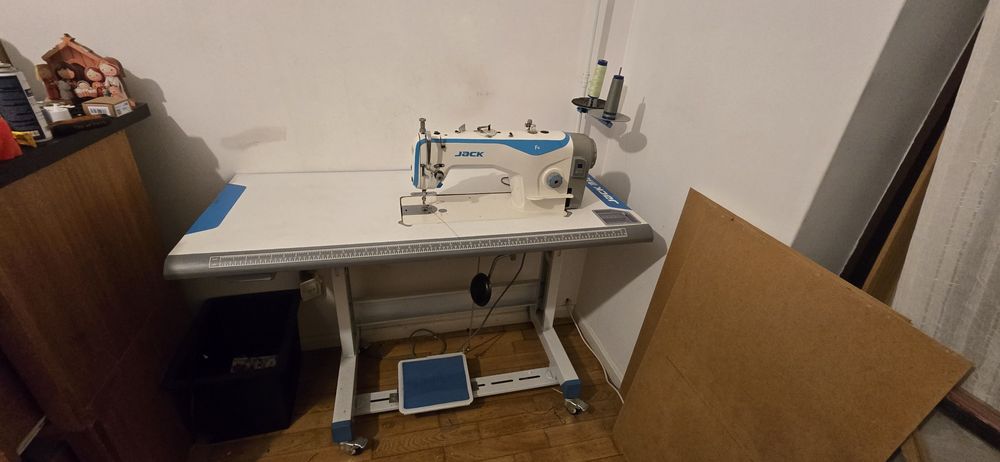 Para venda  maquina de custura  marca jack F4