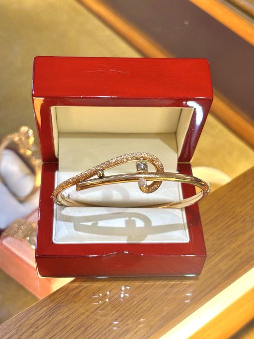 Złota sztywna bransoletka z diamentem