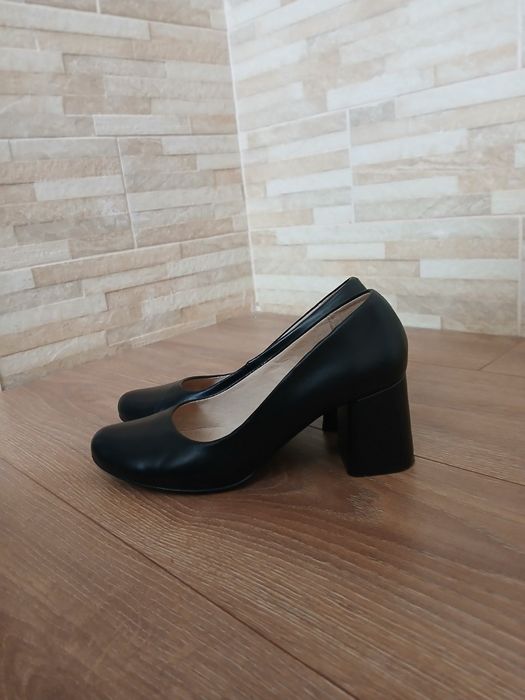 Класичні шкіряні туфлі на каблуку