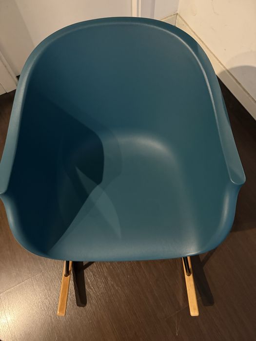 Cadeira de Balanço Moderna – Excelente Estado