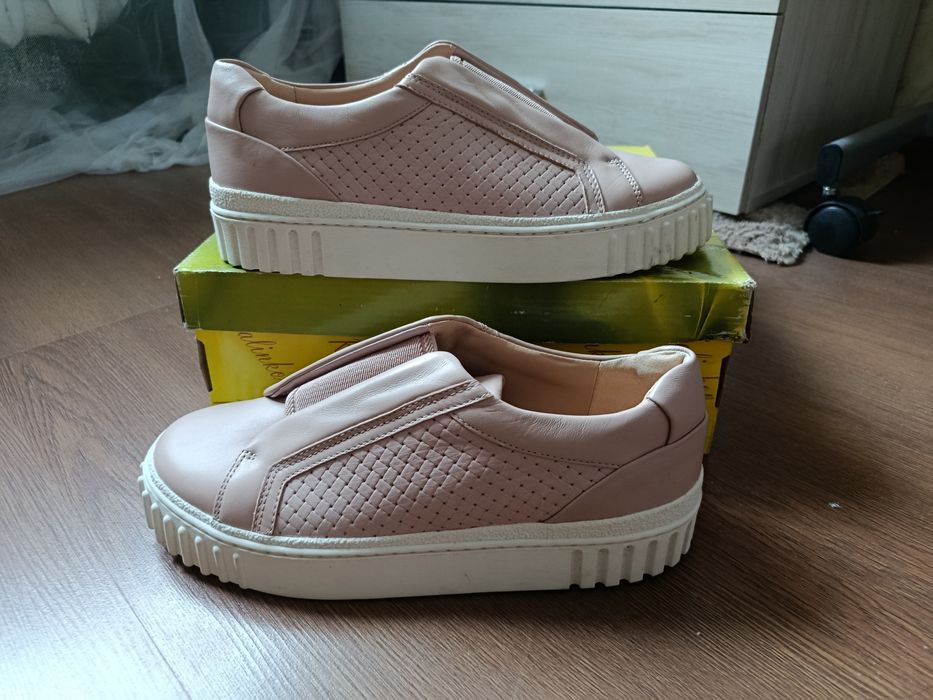 Шкіряні жіночі сліпони Clarks Mayhill Bay оригінал Шкіряні жіночі сліпони Clarks Mayhill Bay оригінал .Розмір на 39-40 .Устілка 25.5