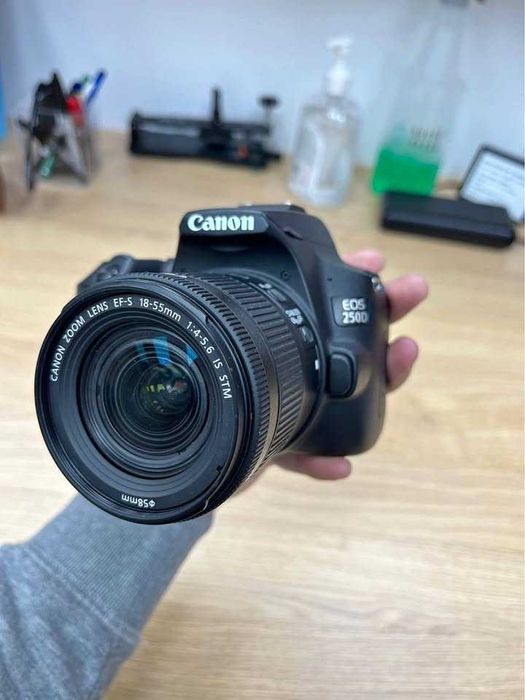 Aparat Canon 250D z obiektywem