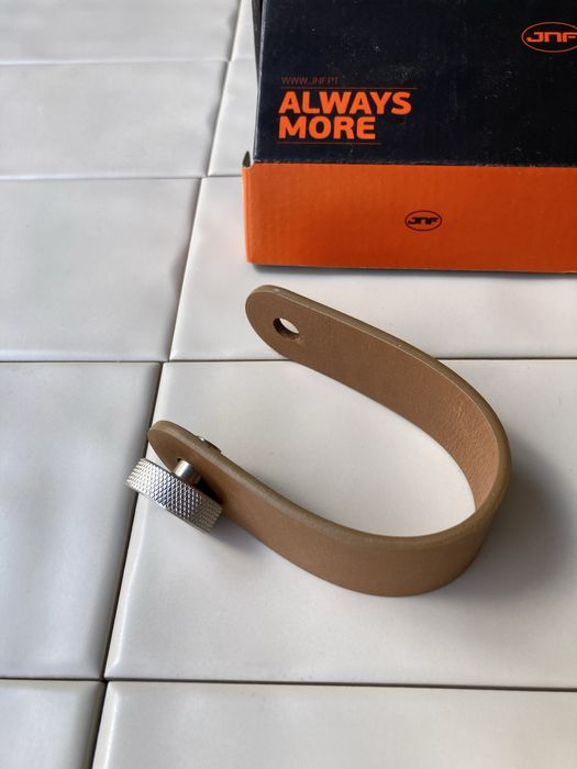 Puxador inox com tira em pele da JNF 70x22mm