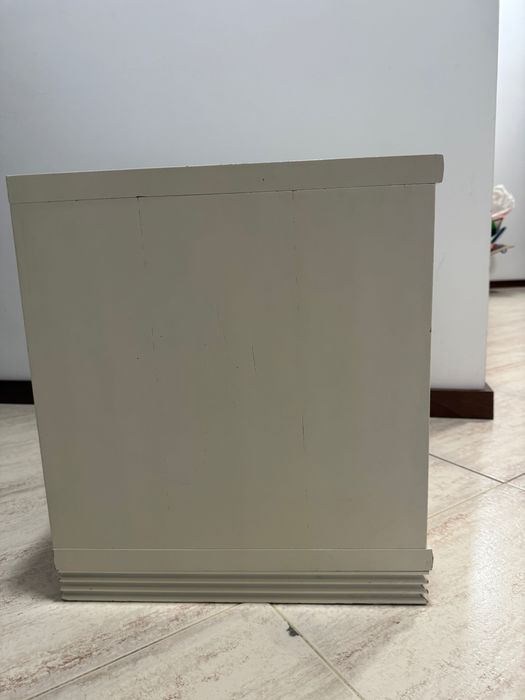 Duas mesas de cabeceira