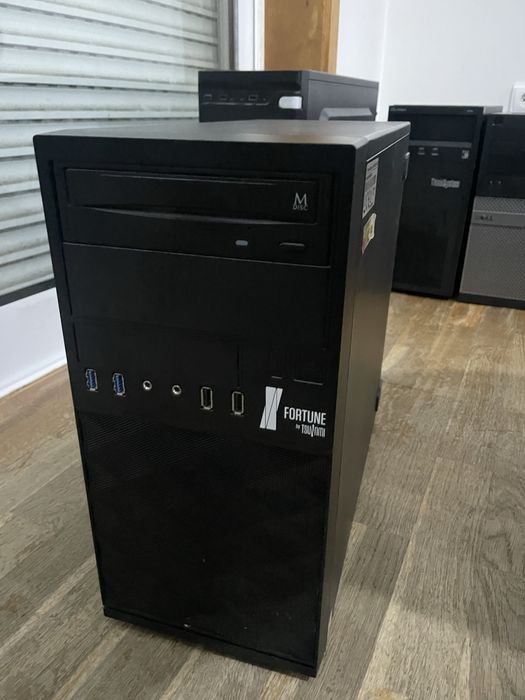 Fujitsu i5-9400F / 8 GB RAM / SSD + HDD / AMD 7400