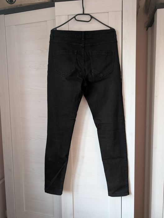 Czarne jeansy Reserved
