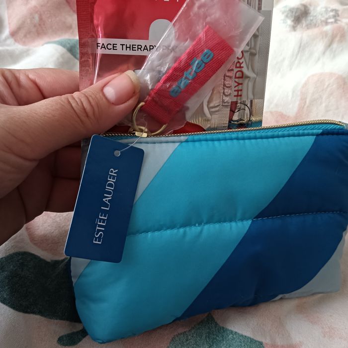 Estee lauder kosmetyczka plus dorzucam kilka gratisów