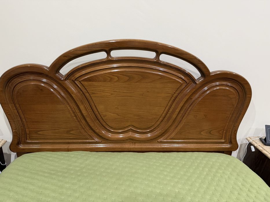 Cama com mesinhas cabeceira e comoda com espelho