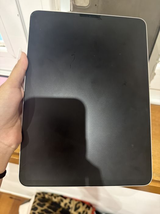 Vendo iPad Pro 11” 2.ª geração (2020), 256 GB, Wi-Fi, na cor cinza.